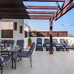 Apartment Steni Views By Ezoria Polis